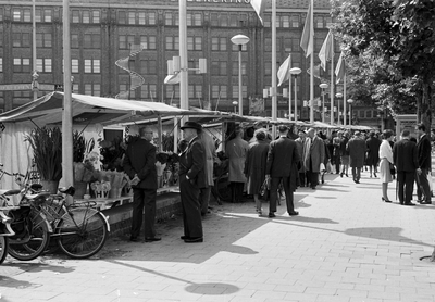 127119 Gezicht op de bloemenmarkt op het Vredenburg te Utrecht.